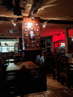 Restoran Al '.kapone inside