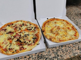 Pizza Gustosso food