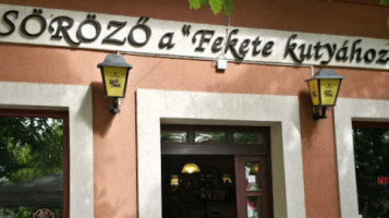 Fekete Kutya Söröző outside