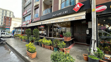 Asri Pastanesi outside