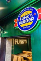 Funky Burger outside