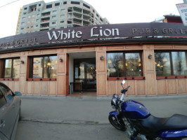 White Lion Pub outside