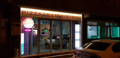 Pizza Bistro outside