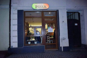 Viva La Pizza inside