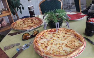 Borostyán Pizzéria Tiszakécske food