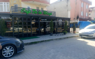 Cafe De La Mösyö outside