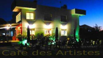 Cafe Des Artistes outside