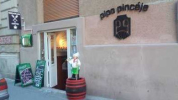 Pipo Pincéje outside