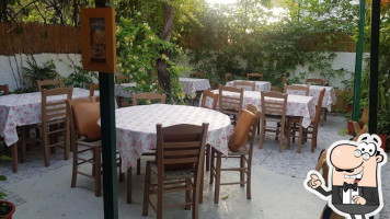 Taverna Akrotiri inside