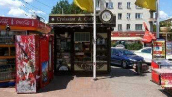 Croissant&coffeе outside