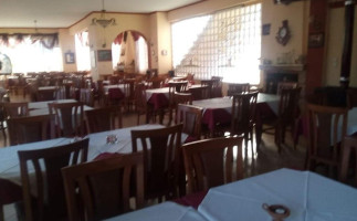 Marios Tavern inside