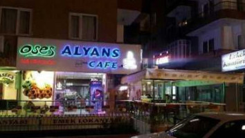 Alyans Cafe outside