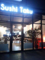 Sushi Taku outside