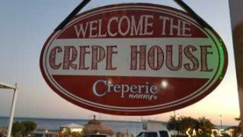 Harry's Creperie outside