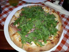 Lávakövi Pizzéria food