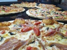 Pizza Kaminos food