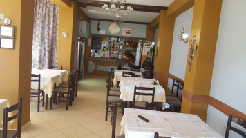 Taverna Zeneli inside