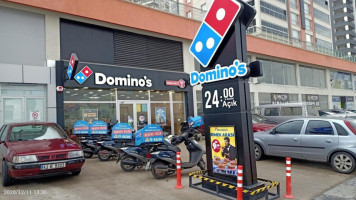 Domino's Pizza outside