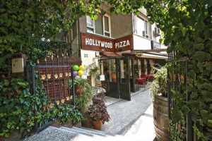 Hollywood Pizza outside