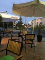 Oulas Cafe Diner outside