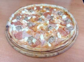 Tsimes Pizzeria inside