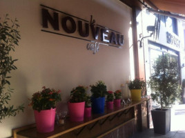 Le Nouveau Café outside