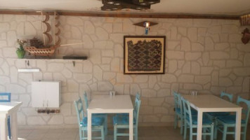 Mavi Beyaz Cafe Restoran inside