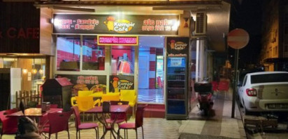Kumpir Cafe Kumru Sandviç outside