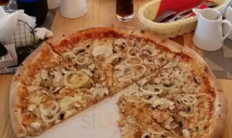 Grande Pizza food