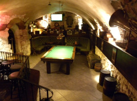 Irish Pub Pod Papugami inside
