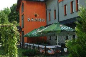 Kanion Pizza outside