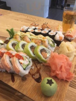 Sushi Kushi food