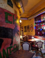 Les Couleurs Cafe inside