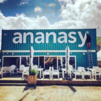 Ananasy outside