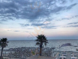 Μολος Στην Παραλια Beach outside