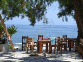 Taverna Anatoli Petrakis Beach outside