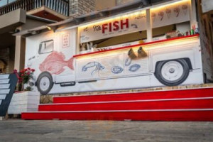 Mr Fish Foodtruck outside