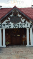 Dwór Bartla outside