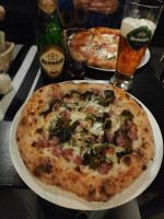 En Plato Pizza Napoletana food