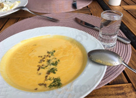 Dworek Hołny food