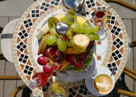 Shuk Mezze food