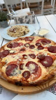 Pizza La Tana food