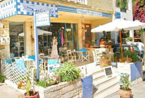 Το Σεντούκι Cafe outside