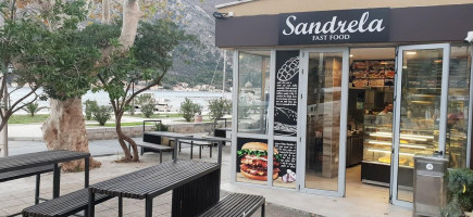 Sandrela Fast Food outside