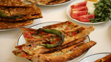 Erkonyalılar Etli Ekmek food