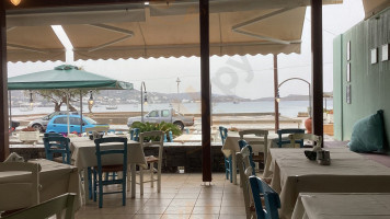 Calmo Mare Cafe Μαζεδοπωλείο inside