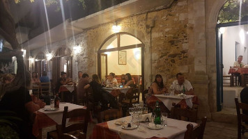 Taverna Geronymos inside