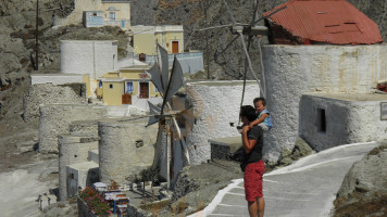 Milos Taverna outside