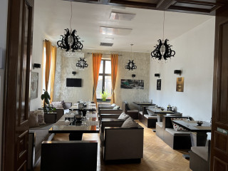 Restaurant & Lounge 16,50